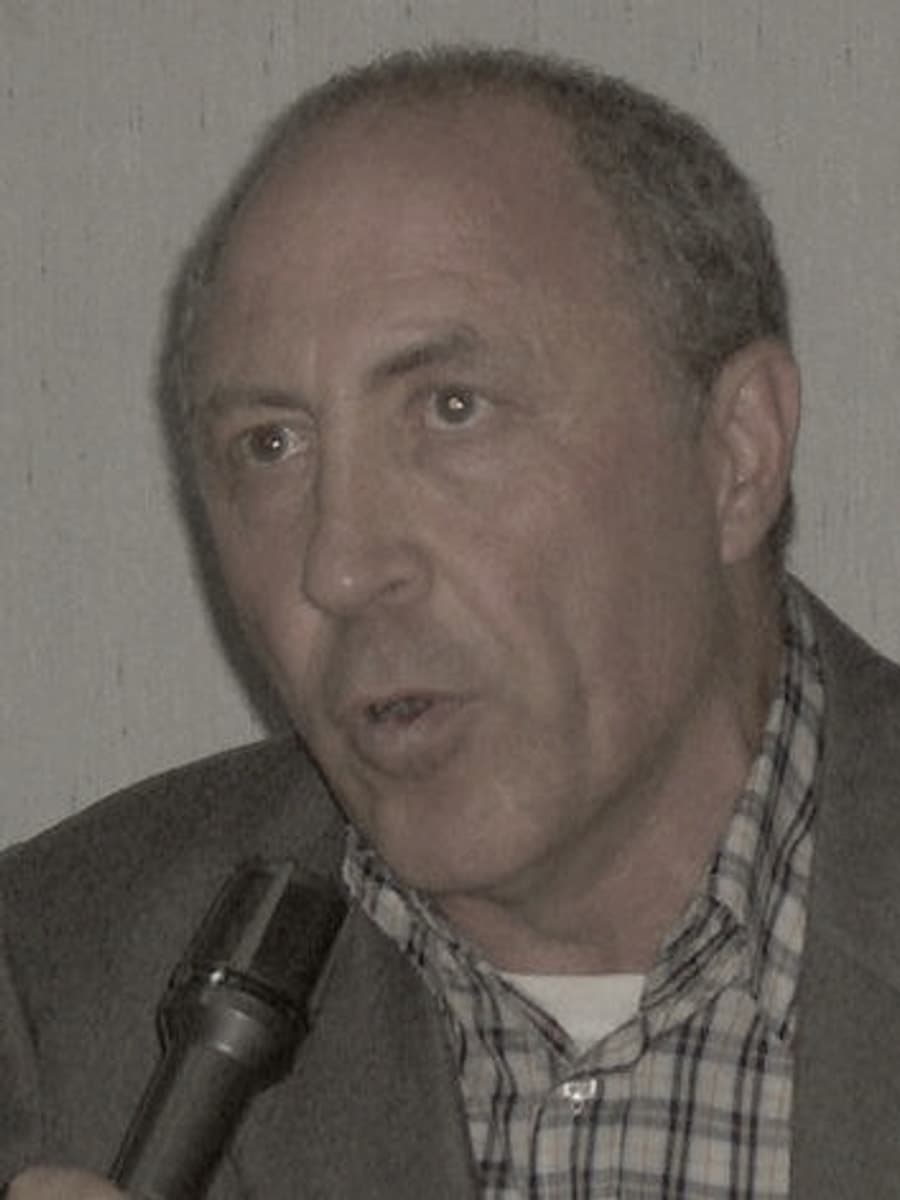 Mario Ricotta, il microfono in mano, mentre parla durante una presentazione